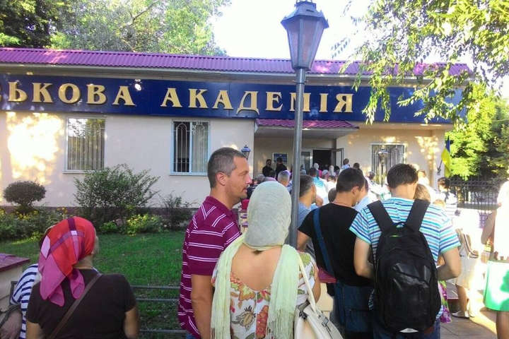 У Військовій академії Одеси скандал через церкву, яку окупували московські попи