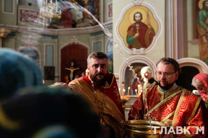 Мак, квіти і золото священників. Як українці святкували Медовий Спас