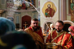 Мак, квіти і золото священників. Як українці святкували Медовий Спас