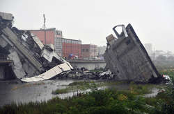 Минтранс Италии объяснил обвал моста в Генуе недостатками техобслуживания