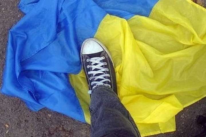 На Донеччині п'яна пара поглумилася над прапором України