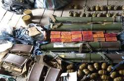 У гаражному кооперативі Києва правоохоронці вилучили арсенал зброї