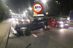 У Києві чергова п'яна ДТП: винуватець аварії заснув на бордюрі