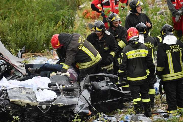 Обвал мосту в Генуї: знайдені тіла 31 загиблого, серед жертв – троє дітей