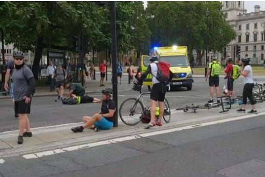 Після інциденту з авто біля британського парламенту поліція провела обшуки