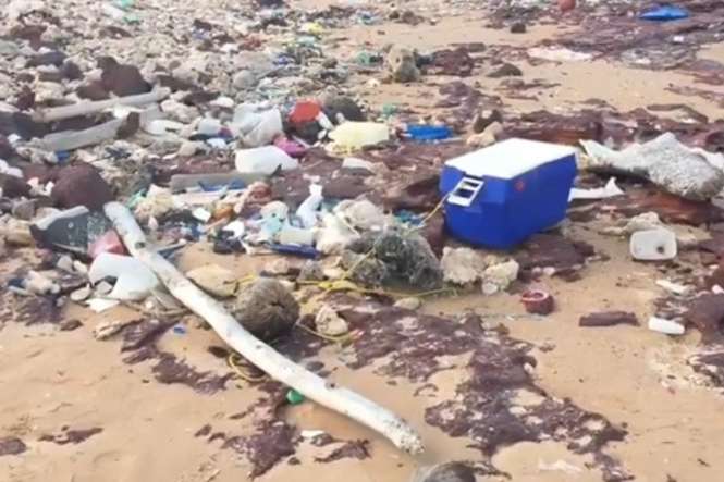 Мандрівка сміття морем. Як пластикові відходи з Індонезії руйнують берегову лінію Австралії