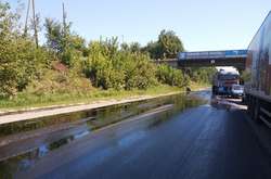 Декілька тонн мазуту вилилося з вантажівки на дорогу у Вінниччині (фото)