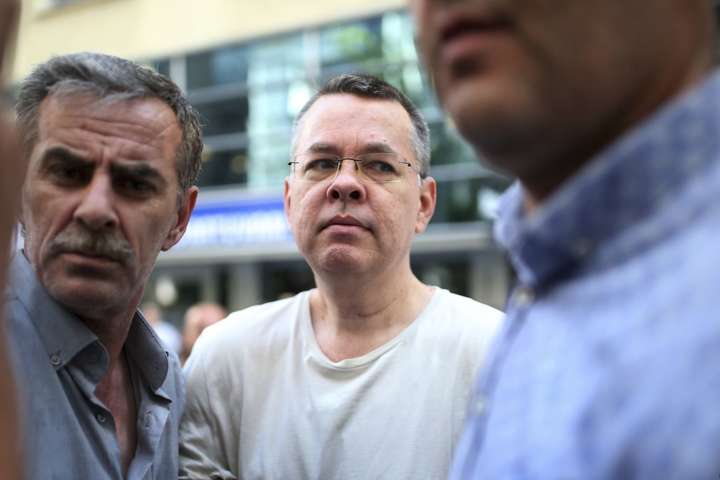 Суд в Турции отказался освободить американского пастора