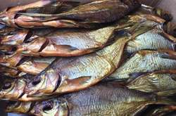   Чоловік та його дружина їли рибу 