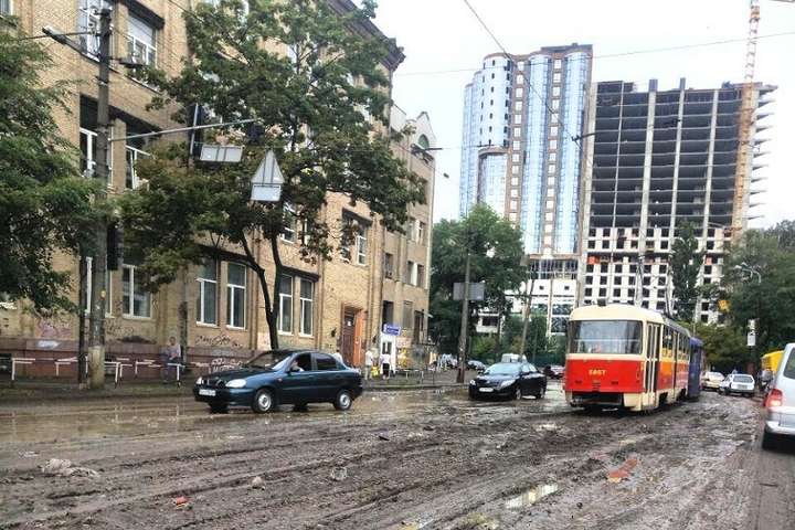 Відкопують колії. Через негоду у Києві зупинився трамвайний маршрут (фото)