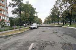 Розрізана автівка стовпом