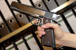  
 Короткоствольну вогнепальну зброю пересічна людина в Україні придбати не може 
 