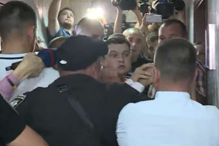 Справа Януковича: в Оболонському суді стались сутички (відео)
