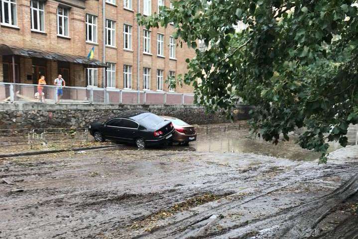 На Гоголівській у Києві потік води закинув одну автівку на іншу