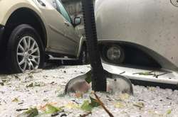 Град у Києві: деякі автівки довелося відкопувати