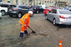 У Києві продовжують ліквідацію наслідків руйнівної негоди: фото