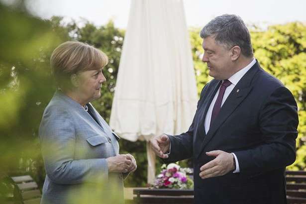 Порошенко обговорив з Меркель її майбутню зустріч з Путіним 