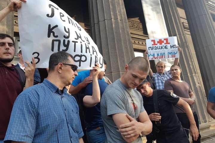 Активісти влаштували протест на презентації шоу, де танцюватиме кума Путіна