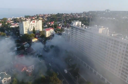 В Одесі горить одноповерхова будівля, йде евакуація людей (відео з дрону)