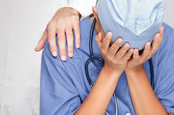 У лікарні Кам'янського напали на лікаря