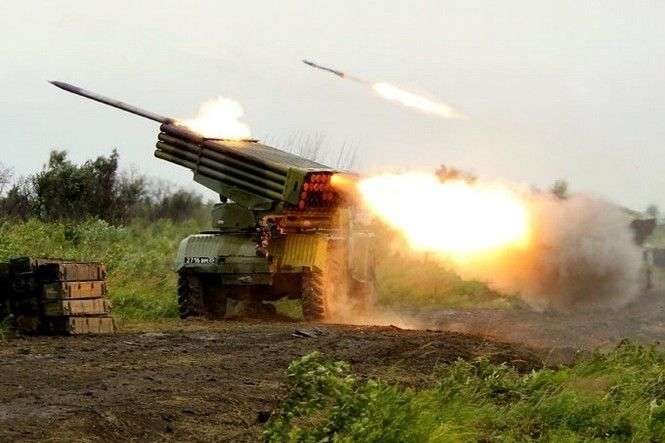 Доба на Донбасі: бойовики гатили із важкої артилерії й «Граду»