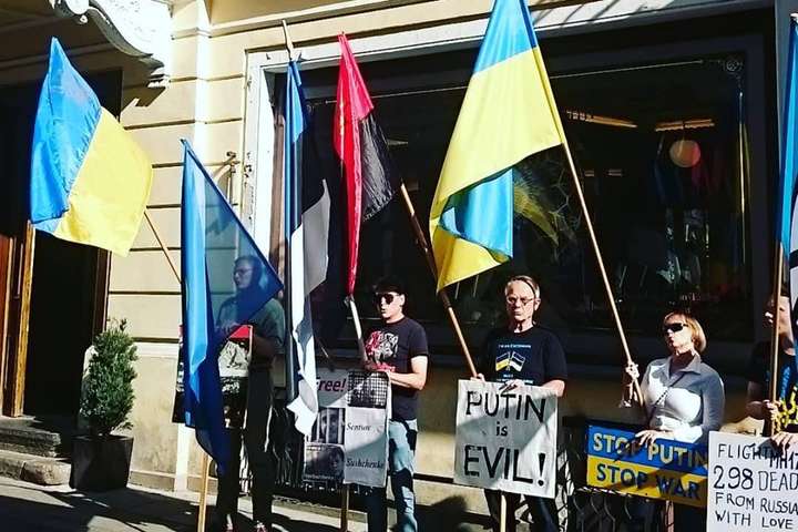 Біля посольства РФ в Таллінні вимагали звільнити українських політв’язнів