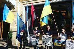 Біля посольства РФ в Таллінні вимагали звільнити українських політв’язнів