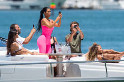 Ким Кардашьян продемонстрировала идеальную фигуру в Майями