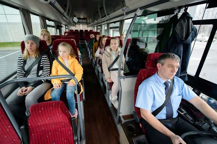 Пасажирам в Україні заборонять їздити у автобусах без ременів безпеки
