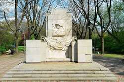  Пам’ятник «Подяки радянським солдатам» у Варшаві  