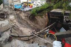  У липні на вулиці Олени Теліги внаслідок сильної зливи   частково обвалився насип під конструкцією   шляхопроводу через вулицю Кирилівську 