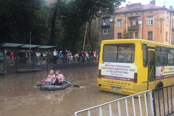 Потужна злива у Львові перетворила вулиці на річки 