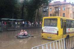 Потужна злива у Львові перетворила вулиці на річки 