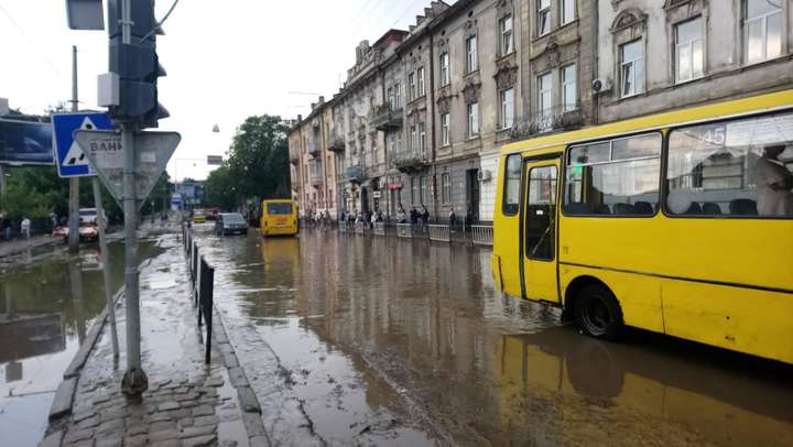 У Львові рятувальники визволили понад 100 людей із затоплених авто