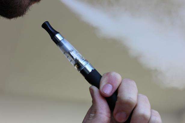 Британські депутати хочуть послабити правила щодо електронних сигарет