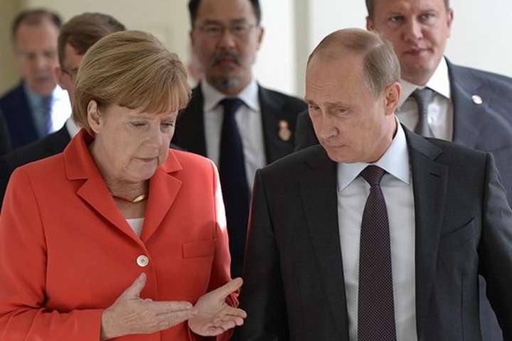 Німецькі політики закликали Меркель вимагати у Путіна звільнення Сенцова