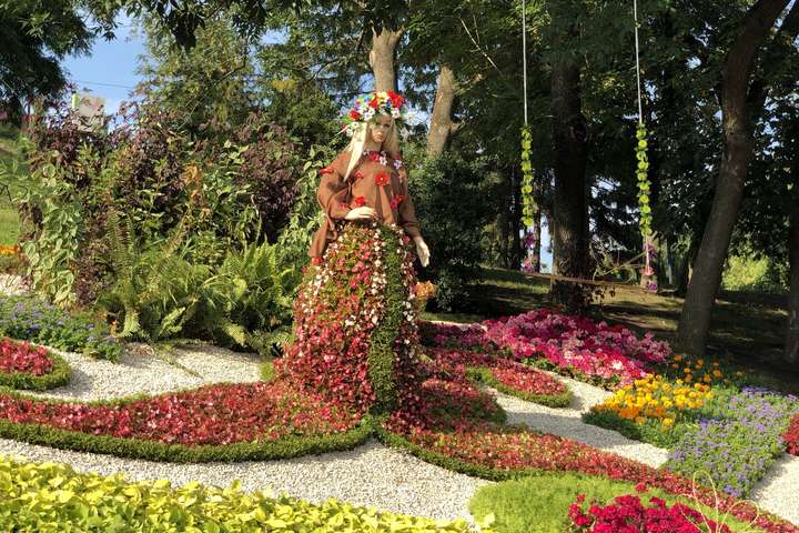 Виставка квітів до Дня Незалежності: На Співочому полі ожили міфічні істоти прадавньої України (фото)