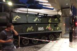 У центрі Києва зенітна установка «Бук» врізалася в будинок: фото
