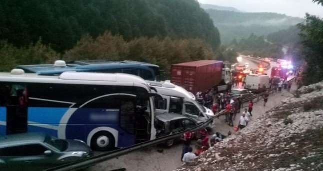 У Туреччині сталася ДТП за участі понад 30 автівок: є загиблий і поранені