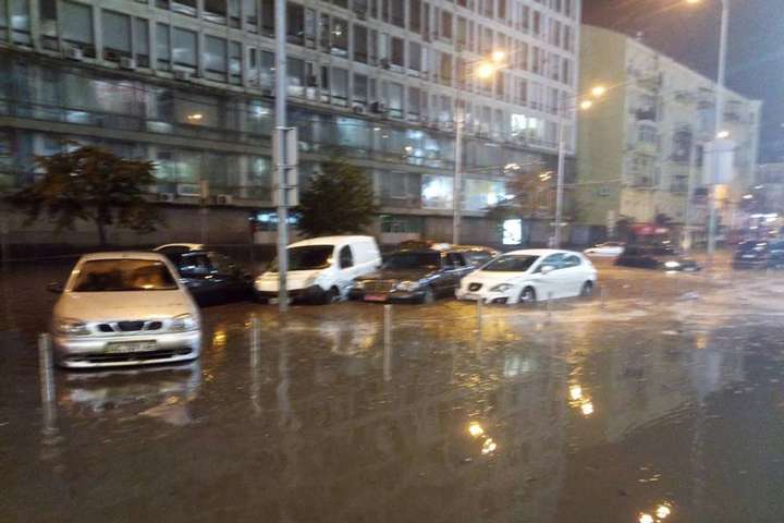 Нещадна стихія змусила Київ знову піти під воду: відео
