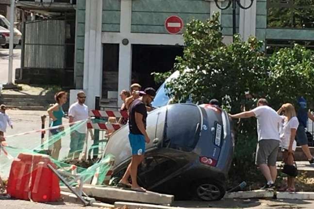 В Одесі автомобіль провалився в яму, вириту комунальниками