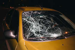 Пішохід влетів на капот і вдарився в лобове скло автомобіля