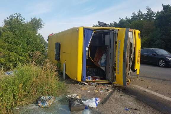 Біля Дніпра фура протаранила автобус, 13 постраждалих
