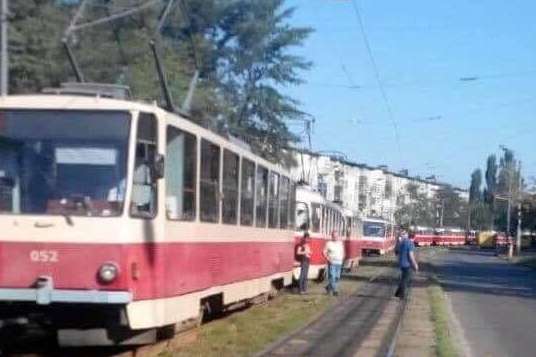 На лівому березі Києва паралізовано рух трамваїв