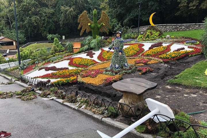 Негода зруйнувала виставку квітів на Співочому полі (фото)
