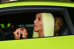 Ким Кардашьян перекрасила волосы под цвет машины