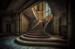 Скрытая красота заброшенных зданий. Яркие фото оставленных домов со всей Европы