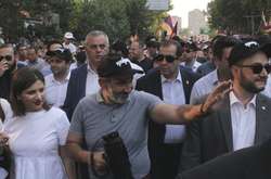 Прем'єр-міністр Вірменії Нікол Пашинян зі своїми прихильниками в Єревані