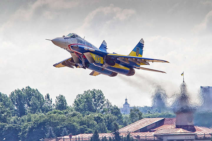 Киевлян предупредили о военной авиации в небе столицы