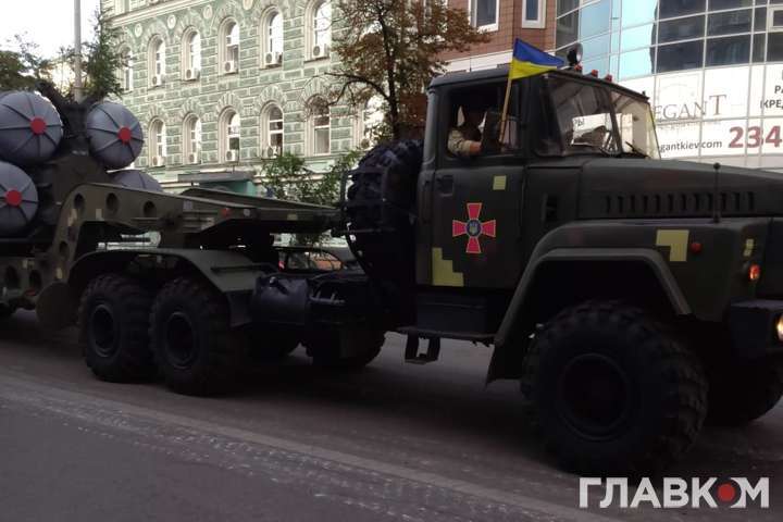 На вулицях Києва з’явилися танки і військова техніка (фото)